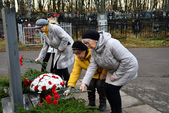 Ивановцы возложили цветы к памятному знаку «Жертвам сталинских репрессий»